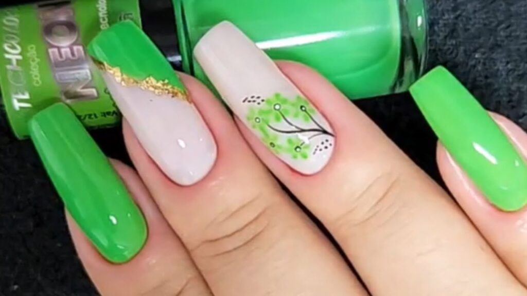 Unhas decoradas com folhas de ouro por Faby Cardoso