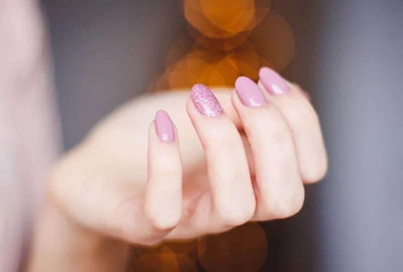 Aposte em unhas decoradas simples
